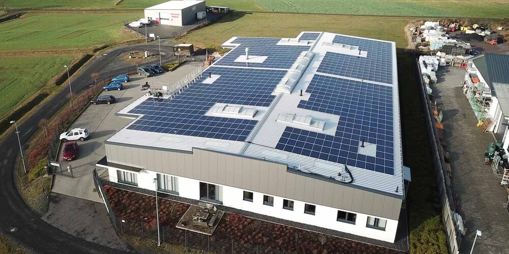 Photovoltaik-Anlage auf einem großen Gewerbedach