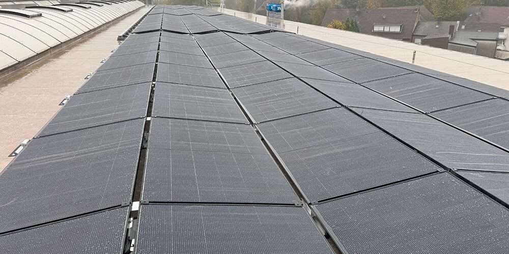 Blick über die Photovoltaik-Anlage auf dem GHH-Werksgelände