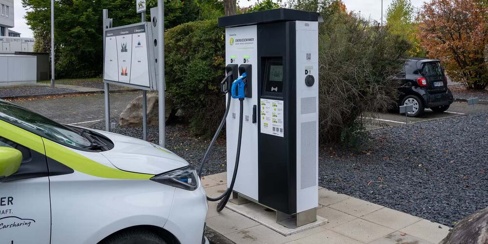 Solar-Carport mit Ladesäulen für Elektrofahrzeuge
