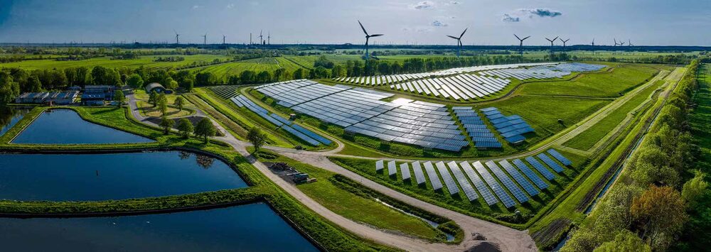 Solarpark und Windkraftanlagen
