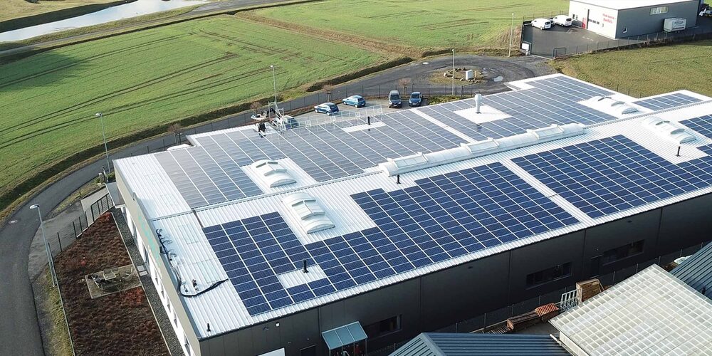 Photovoltaik-Module auf einem gewerblichen Flachdach