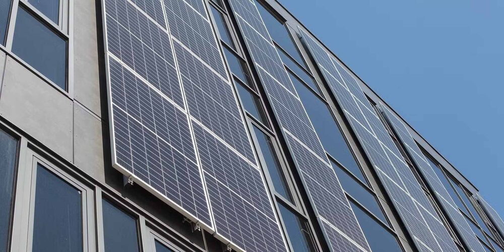 Gebäudefassade mit integrierten Photovoltaik-Modulen