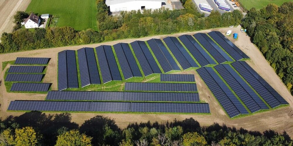 Freiflächen-Photovoltaikanlage auf einer offenen Fläche