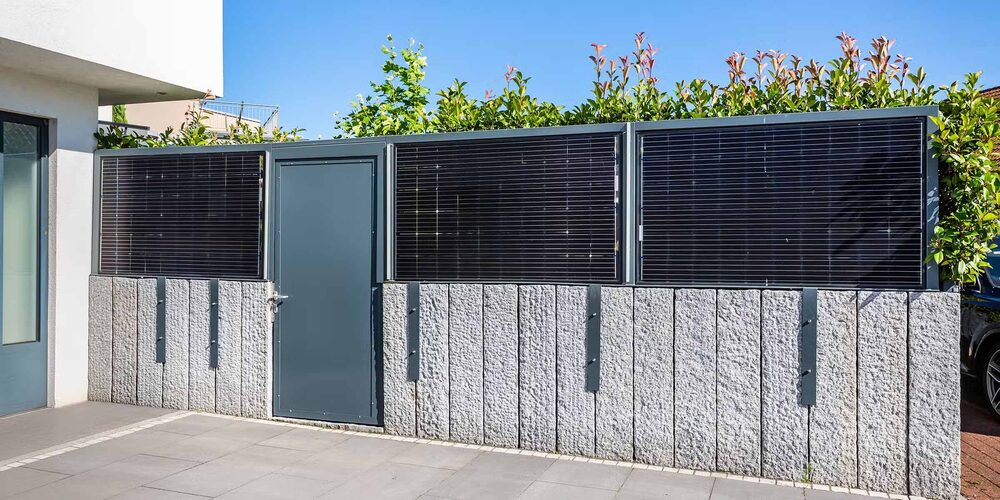 Zaunanlage mit senkrecht montierten Photovoltaik-Modulen