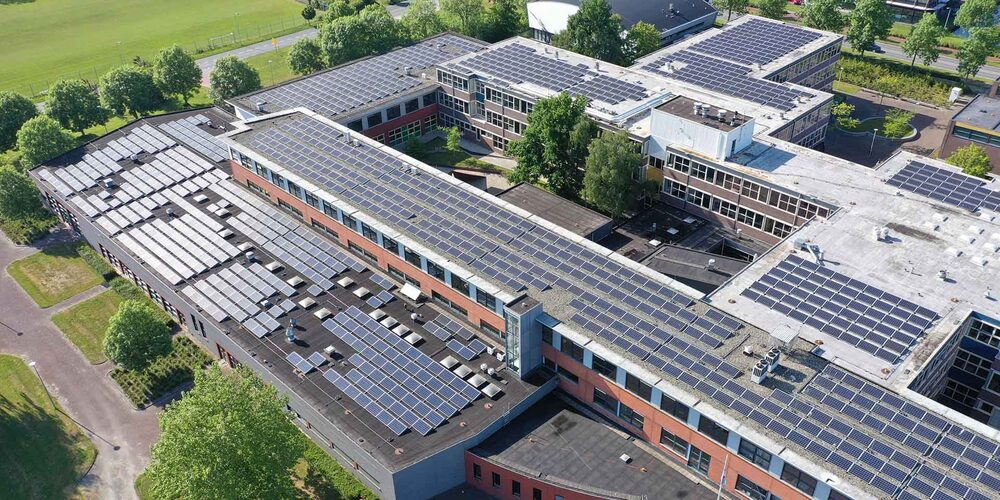Solaranlage auf dem Dach einer kommunalen Einrichtung