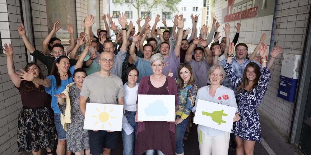 Das Team der Energiegewinner vor dem Kölner Büro